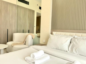 ASHRI HH, STANDARD STUDIO IN STUDIO CITY